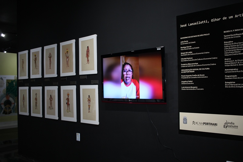 Imagem da exposição: pranchas e televisão com depoimentos