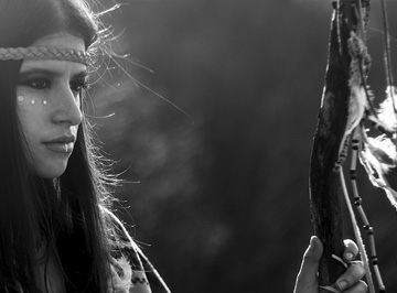 Mulher Indigena em foto preto e branco
