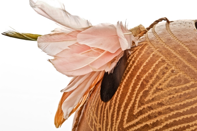 Detalhe da bolsa de coité com plumas