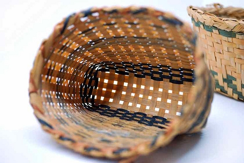 Detalhe de cesto em miniatura do povo Kaingang