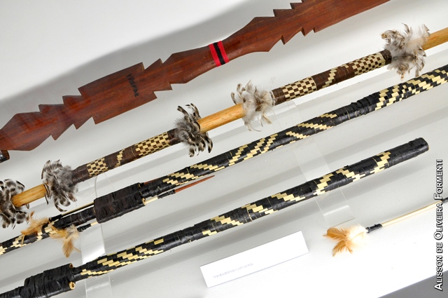 Vitrine do módulo da exposição de longa duração sobre a Aldeia Indígena Vanuíre, com destaque para as armas