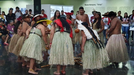 Indígenas em roda apresentando uma dança