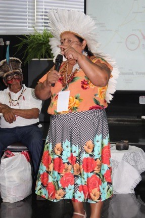 Mulher indígena falando no microfone